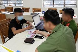 Bắt quả tang 2 thanh niên phát tờ rơi có nội dung khiêu dâm