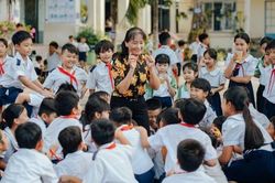 Bộ Giáo dục làm rõ chuyện thăng hạng, xếp lương giáo viên với các tỉnh