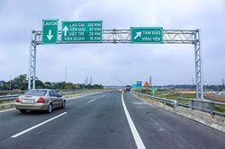 Khắc phục hư hỏng tại nút giao IC8 cao tốc Nội Bài - Lào Cai