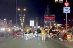 CSGT vây bắt hàng chục quái xế so kè tốc độ trên cầu Sài Gòn