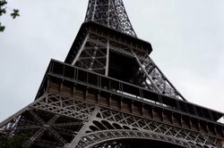 Du khách Mỹ say xỉn ngủ trên đỉnh tháp Eiffel