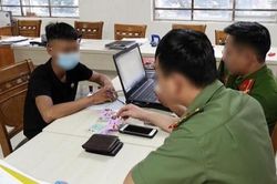 Bắt quả tang 2 đối tượng phát tờ rơi khiêu dâm