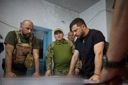 Tổng thống Ukraine thăm tiền tuyến, Nga phá âm mưu xâm nhập ở miền nam