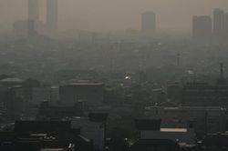 Không khí quá ô nhiễm, người dân Jakarta phải đeo khẩu trang mới dám ra đường