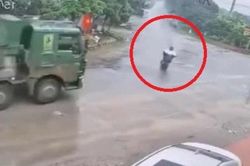 Clip: Gặp xe máy điện chạy đáng sợ, lái xe 'hổ vồ' thoát đại họa nhờ xử lý như chớp