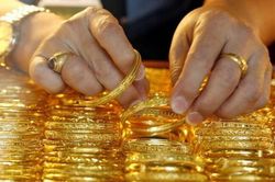 Giá vàng hôm nay (16/8): Thế giới tiếp tục đi lùi, trong nước tăng dựng đứng