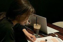 Sinh viên đi làm thêm, xoay xở ở TPHCM với mức lương 5 triệu đồng/tháng
