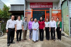 Trao nhà Đại đoàn kết cho hộ cận nghèo khó khăn về nhà ở phường Đông Xuyên