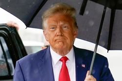 Màn tái đấu Biden - Trump thêm 'nóng'