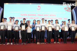 Tuyên dương 392 học sinh xuất sắc là con công nhân, viên chức, người lao động