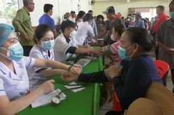 Khám bệnh, phát thuốc và tặng quà cho người bán vé số