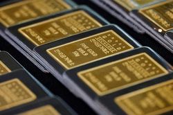 Giá vàng ngày 17/8 giảm dưới mốc 1.900 USD/ounce, trong nước giao dịch sát ngưỡng 67,6 triệu đồng