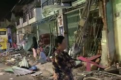 Xe khách giường nằm tông 9 nhà dân ven đường