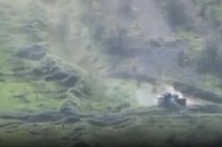 Video xe tăng tiếp tục chiến đấu sau khi trúng đạn và vướng bãi mìn