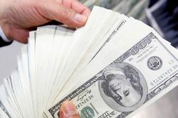 Bản tin tài chính sáng 17/8: Giá vàng giảm, dầu tăng, USD đi xuống