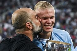 Pep Guardiola hôn Haaland 'làm lành' khi lập kỷ lục với Man City