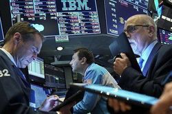 Chứng khoán Mỹ giảm điểm sau lời cảnh báo trong biên bản họp của Fed