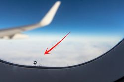Vì sao trên cửa sổ máy bay luôn có lỗ nhỏ?