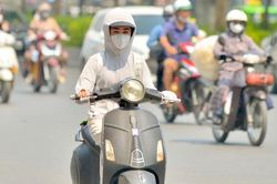Hôm nay đồng bằng Bắc Bộ và Trung Bộ nắng rát trong khi miền núi vẫn mưa to