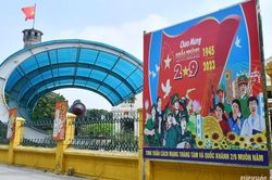 Đường phố Hà Nội rực rỡ sắc đỏ chào mừng ngày Quốc khánh 2/9