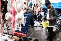 Chùm ảnh chợ quần áo cũ khổng lồ ở Kenya