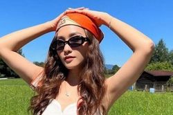 Du lịch, dạo chơi châu Âu, diễn viên Khả Ngân chọn trang phục hiện đại, năng động