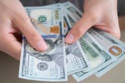Tỷ giá 'rơi tự do', mất mốc 24.000 đồng/USD