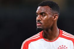 MU và Liverpool chạy đua giành Gravenberch