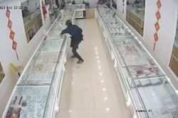 Khẩn trương truy bắt đối tượng cướp tiệm vàng ở Hưng Yên