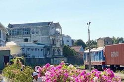CSGT chung tay khoác 'áo hoa' dọc tuyến đường sắt ở Huế