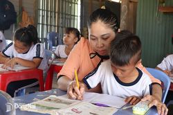 Vượt hơn trăm cây số đến dạy lớp học tình thương