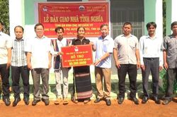 Trưởng ban Tuyên giáo Tỉnh ủy trao 'Nhà tình nghĩa' cho gia đình có công tại xã Ia Phí