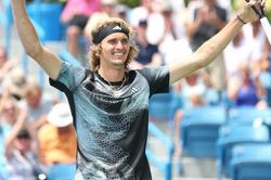 Cincinnati Masters: Medvedev bị loại, Alcaraz vượt qua đối thủ kỵ rơ