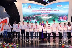 Trao 405 suất học bổng cho học sinh nghèo vượt khó