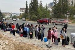 Canada sơ tán khẩn gần 20.000 dân vì thảm họa cháy rừng tồi tệ nhất