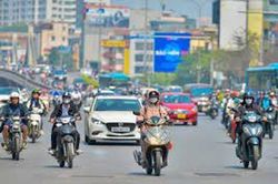 Hà Nội ngày nắng nóng, mưa dông về đêm