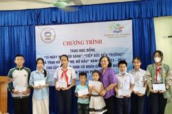 Tiếp sức đến trường cho 70 trẻ em vượt khó