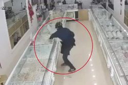 Truy bắt kẻ dùng búa cướp tiệm vàng ở Hưng Yên