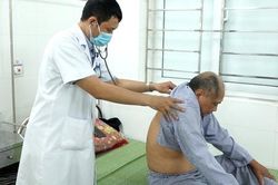 Đau chân tưởng do thoái hóa, người đàn ông đi khám phát hiện sán làm tổ trong não