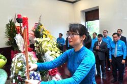Kỹ sư, công nhân tiêu biểu TPHCM dâng hương báo công lên Bác