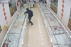 Hưng Yên: Truy bắt nghi phạm cầm búa cướp tiệm vàng