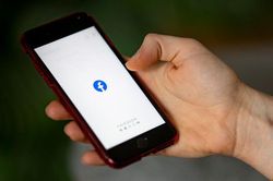 Lưu lượng tin tức báo chí trên Facebook tiếp tục giảm mạnh