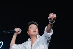 Đàm Vĩnh Hưng song ca với fan cứng 60 tuổi