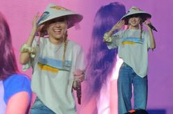Rosé đội nón lá của Việt Nam, tươi cười rạng rỡ trên sân khấu tại Mỹ