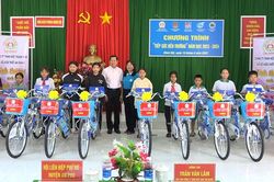 Công ty TNHH MTV Xổ số Kiến thiết An Giang trao 10 xe đạp cho học sinh nghèo xã biên giới Nhơn Hội