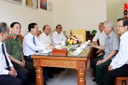 Chủ tịch nước Võ Văn Thưởng thăm gia đình chính sách tiêu biểu và cán bộ lão thành cách mạng ở TP. Long Xuyên