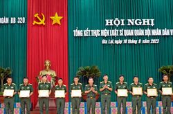 Sư đoàn 320 khen thưởng 10 tập thể, cá nhân trong thực hiện Luật Sĩ quan