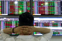 Chỉ số VN-Index giảm mạnh nhất 14 tháng, khối ngoại và tự doanh tranh thủ 'gom hàng'