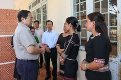 Thủ tướng thăm trường dân tộc nội trú tại huyện nghèo tỉnh Kon Tum
