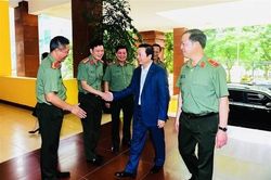 Phó Thủ tướng Trần Hồng Hà thăm cán bộ chiến sĩ Bộ Tư lệnh Cảnh vệ